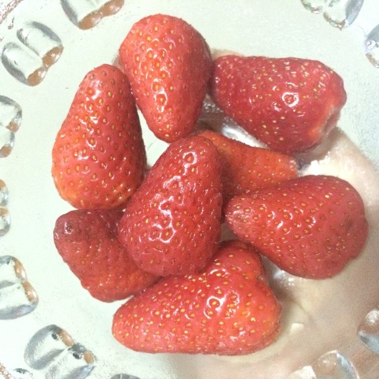 自制草莓果酱,如图草莓清洗干净去蒂,沥干表面水分