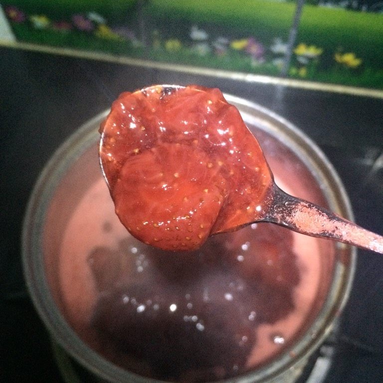 自制草莓果酱,如图待熬煮到草莓果如图这种状态大约从开始熬大约40分钟后,要转小火熬,并不断搅拌,这个时候非常容易粘锅