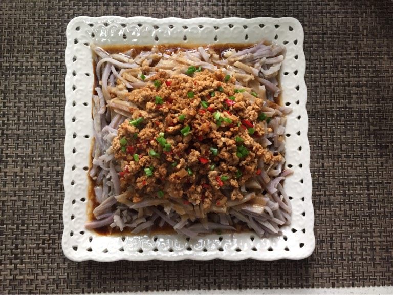 飘飘芋鲜,炒好的肉末盖在腌制好的香芋丝上面，上锅大火蒸8分钟，出锅撒上少许葱花即可