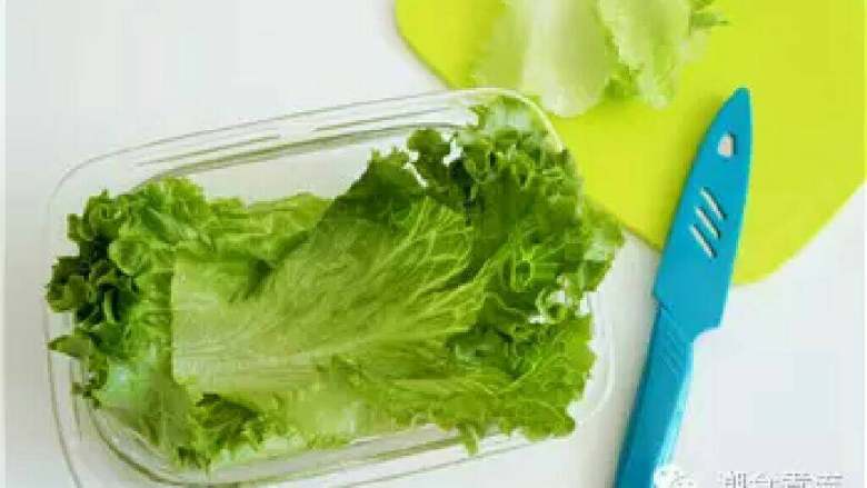 大白大白！快到我的便当里来！,用菜叶铺满便当底部；