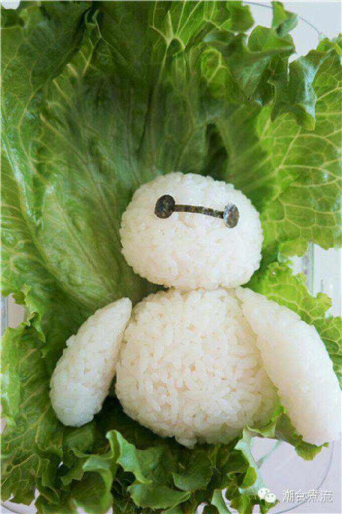 大白大白！快到我的便当里来！,在饭团上贴上剪好的紫菜片；