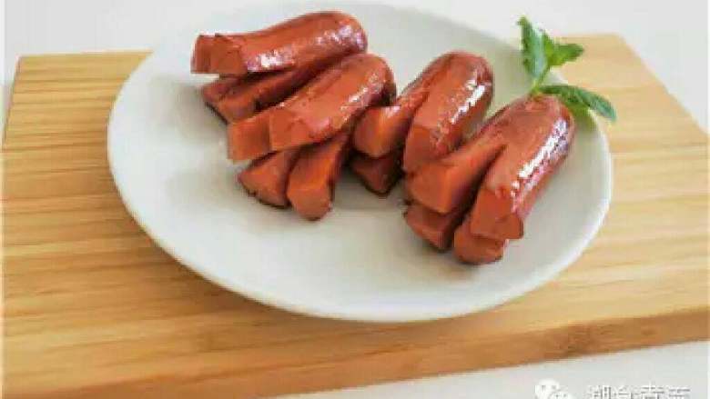 大白大白！快到我的便当里来！,火腿切好后煎熟；