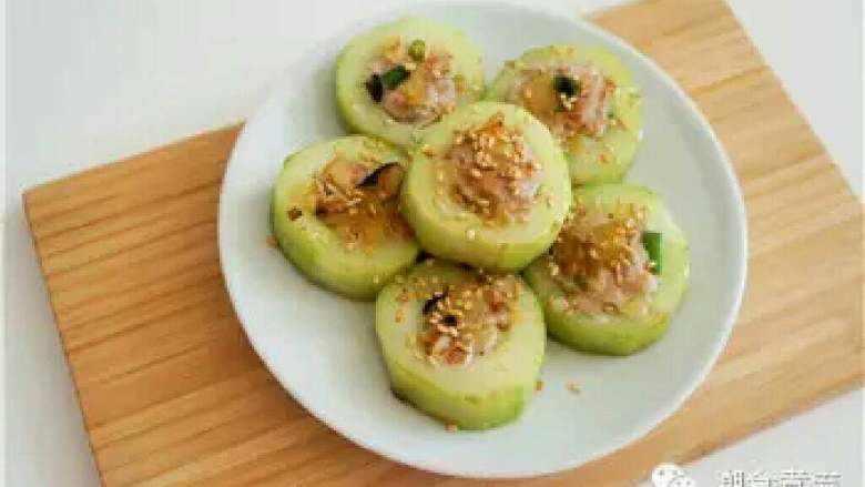 大白大白！快到我的便当里来！,青瓜切片后去籽，再塞调好的肉沫煎熟即可；