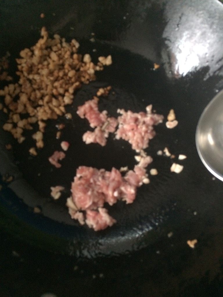 苏北冷面,如图热锅放少许油翻炒五花肉香菇