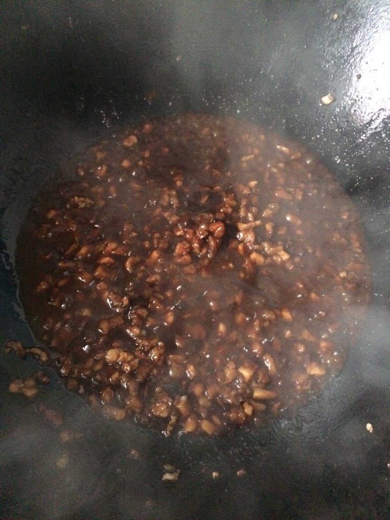苏北冷面,如图倒入调好的酱料翻炒出香味倒入少量的开水熬制
