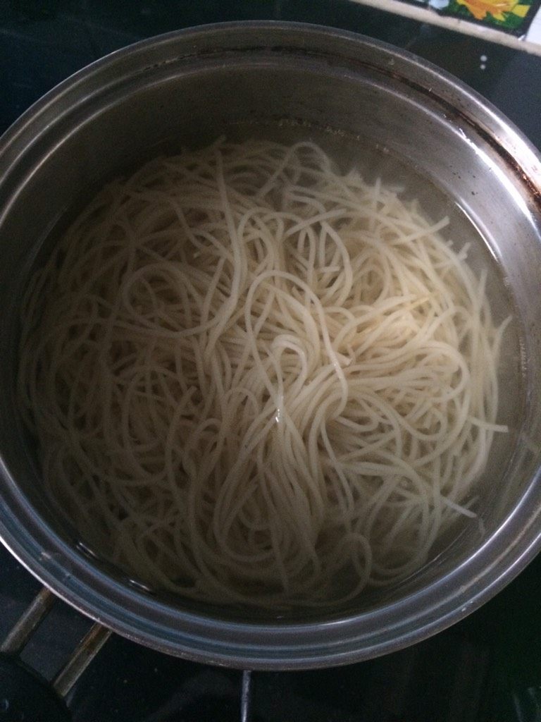 苏北冷面,如图开水将冷面烫软捞出