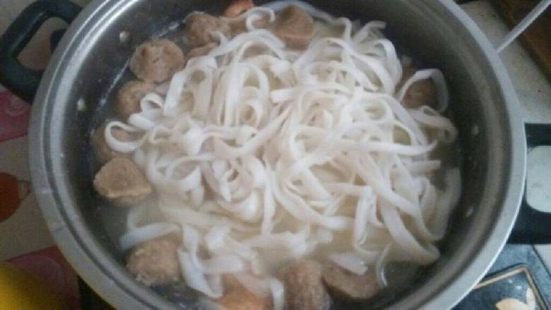 牛肉丸汤河粉,放入煮好的虾和<a style='color:red;display:inline-block;' href='/shicai/ 532'>河粉</a>