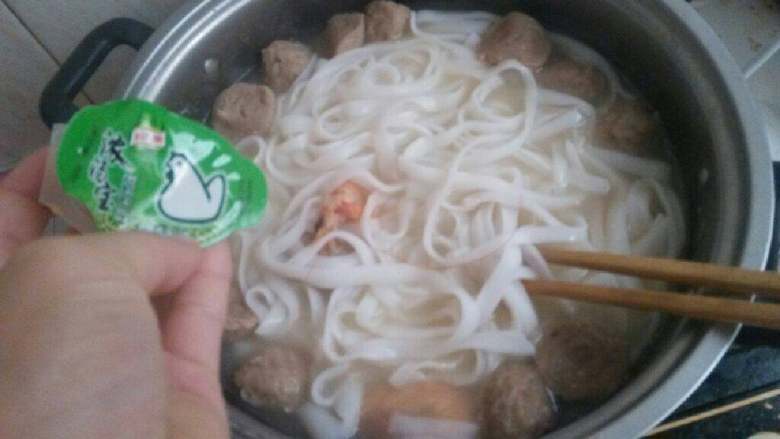 牛肉丸汤河粉,最后加入浓汤宝和盐