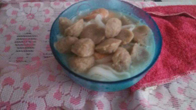 牛肉丸汤河粉,捞起装碗，很好吃哦
