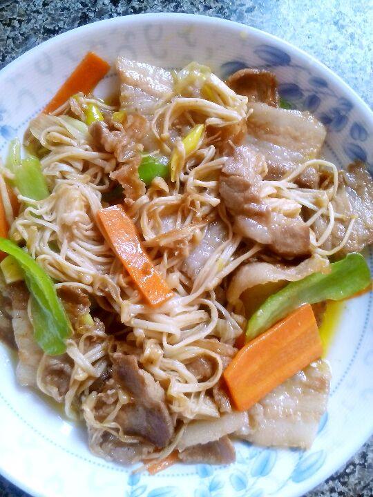 五花肉炒金针菇