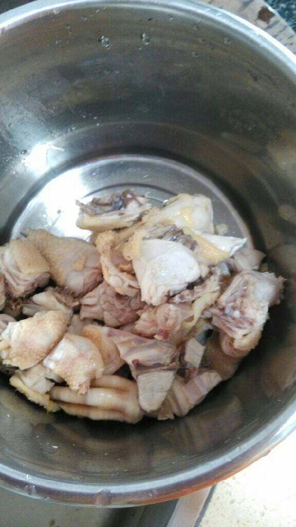 椰肉炖鸡,鸡斩块,入锅汆水1分钟捞起入砂锅备用