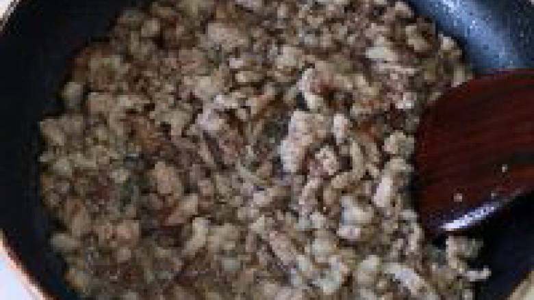 炸酱面,锅里倒一点油，放入五花肉丁，放入一点料酒，煸炒至肉丁变色出一点油。