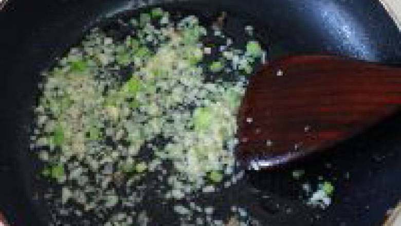 炸酱面,肉丁捞出，在煸出的油里放入葱花姜末炒香。