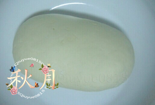 刀削面,用凉水和面,先一点点加水,边倒水边用搅拌,呈雪花片状,再揉在一起,稍硬一点。醒20分钟左右。削面前搓成长筒形