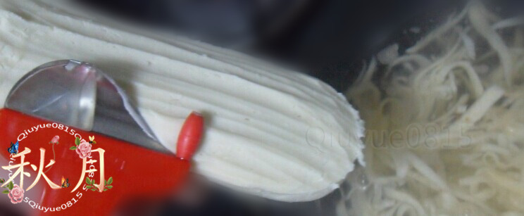 刀削面,锅里水宽一点,烧开后,一只手托住面团,另一只手拿削面刀,沿面团的上端到尾端、由一侧到别一侧将面一片一片地削到开水锅内