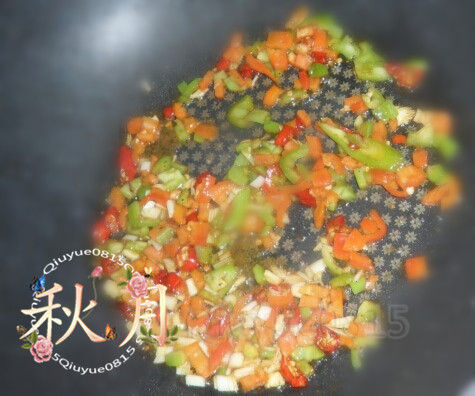 剔尖,炒锅放油,放上步骤的菜椒、小尖椒、葱花。放<a style='color:red;display:inline-block;' href='/shicai/ 10404'>花椒面</a>、盐爆香。