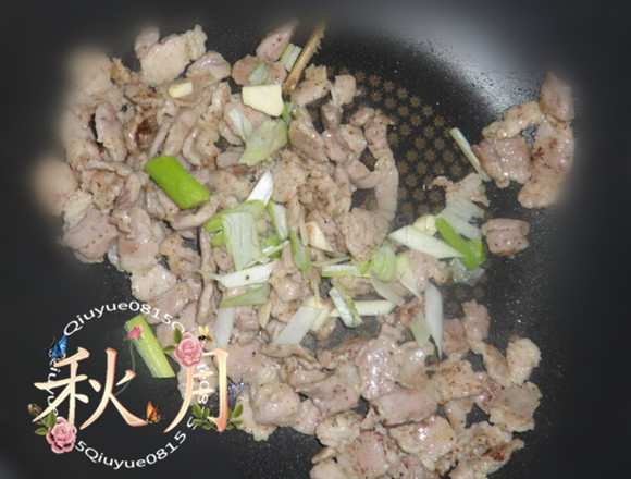 抿豆面,炒锅放油,油热了放生姜、放五花肉片、<a style='color:red;display:inline-block;' href='/shicai/ 718'>料酒</a>,炒的变色了放葱蒜爆香。