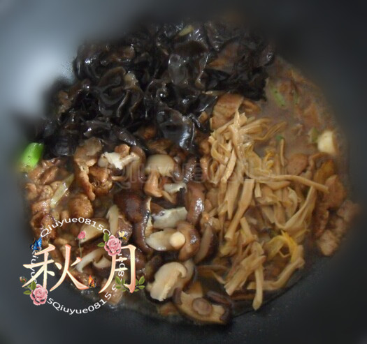 抿豆面,放<a style='color:red;display:inline-block;' href='/shicai/ 762'>老抽</a>、盐,备好的黄花菜、木耳、香菇。放适量的水,盖住锅盖
