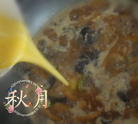 抿豆面,两颗<a style='color:red;display:inline-block;' href='/shicai/ 9'>鸡蛋</a>打散搅匀，转圈倒入锅内，不要再搅动卤汁儿了，等余温把<a style='color:red;display:inline-block;' href='/shicai/ 9'>鸡蛋</a>烫熟。