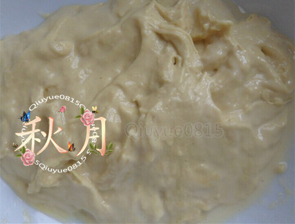抿豆面,边倒水边用铲子来回搅动。不要提前和面哟,太劲道了不好抿。吃多少和多少面(爱吃硬面的可调的面定型就可以了,但这个抿面还是吃软乎的地道一些)