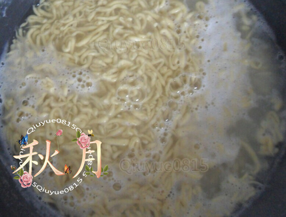 抿豆面,用筷子轻轻的上下挑面,免的面粘锅。