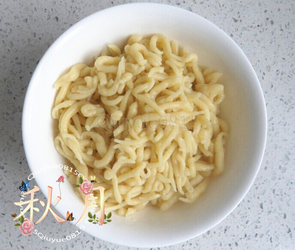 抿豆面,捞碗。