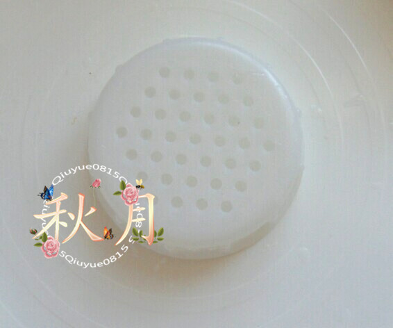 豆面饸饹,用这个粗眼的圆形模子(一般压饸饹不用细眼的)