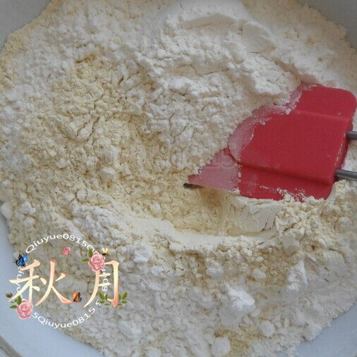 豆面饸饹,豆面和<a style='color:red;display:inline-block;' href='/shicai/ 127877'>小麦面粉</a>各半，用铲子调匀。边倒水边搅动