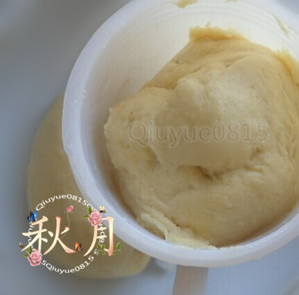 豆面饸饹,塞进手动压面机的空腔里,拧上粗眼模子