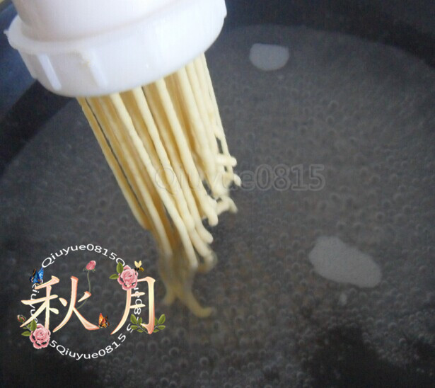 豆面饸饹,敝口锅烧开水。转动小压面机上面的转轴,把面挤压到锅里。记得用筷子挑面,不要让面粘了锅底。