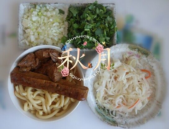 豆面饸饹,好了，盛碗啦。牛肉豆腐干卤、葱花、香菜、腌小菜、大蒜、辣椒油、醋醋醋……哈哈