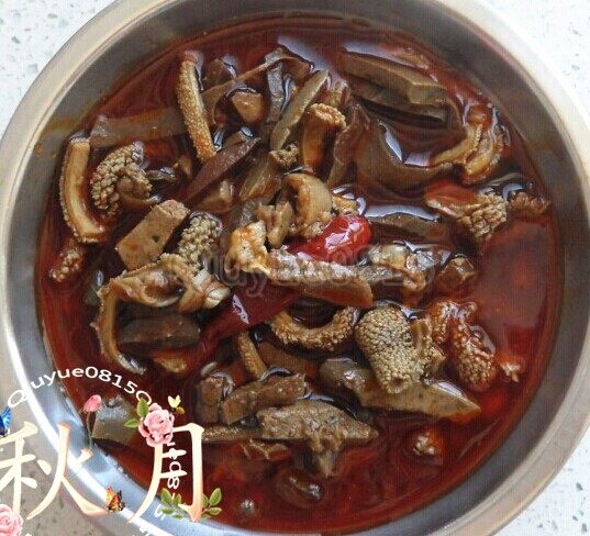 油饼羊杂割,醒面的时候,重新把买回的羊杂热一热,加点调料什么的,吃起来更合自己的口味。