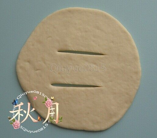 油饼羊杂割,面醒的差不多了。像做饺子皮似的,搓长面条,切小剂子,不同的是油饼比做饺子皮的面团量大两三倍,而且擀面剂子时,要平行的擀,四周和中间薄厚一样。然后用刀划两三道长痕