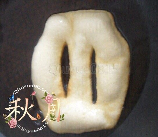 油饼羊杂割,下油锅前,把油饼稍稍往两面拉扯一下。面也不显得死板