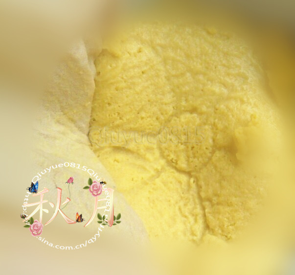 黄糕炖肉,糕蒸好后,提起笼布的边角,反手把糕倒入盆里,去掉笼布。