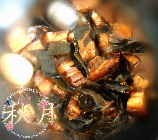 黄糕炖肉,这是刚放入鸡蛋时拍的炖肉效果(详细制作方法在另一篇菜谱:炖肉)