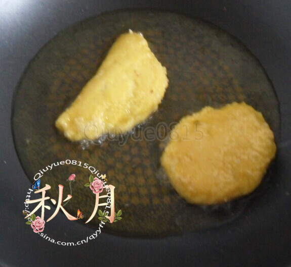 黄糕炖肉,当然也可以把黄糕包一点儿馅,菜馅或豆馅或糖馅,随意。包好,用油炸制,成为油炸糕。