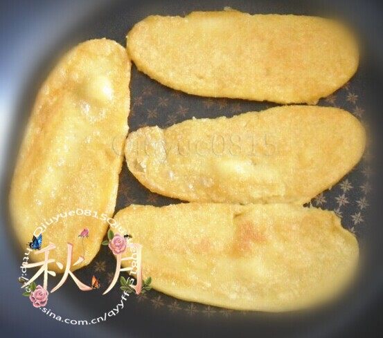 黄糕炖肉,用油煎,双面金黄。(黄糕遇热会变软)