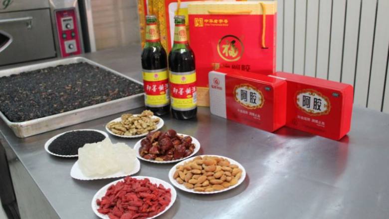 阿胶糕、即食、固元糕,备好原材料:
1.阿胶和<a style='color:red;display:inline-block;' href='/shicai/ 130149'>多晶冰糖</a>需要提前打粉
2.和田大枣需要用剪刀剪成几半,否则太大
3.和田大枣和云南核桃仁需要提前焙干(不需要太干,焙干是为了提香)
