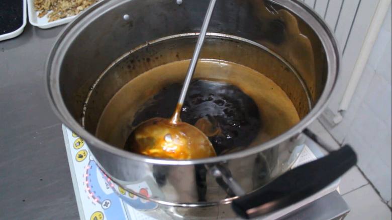 阿胶糕、即食、固元糕,大火熬至开锅,转小火。(注意:在熬制过程中一定要用勺子不断的搅拌以免粘锅)