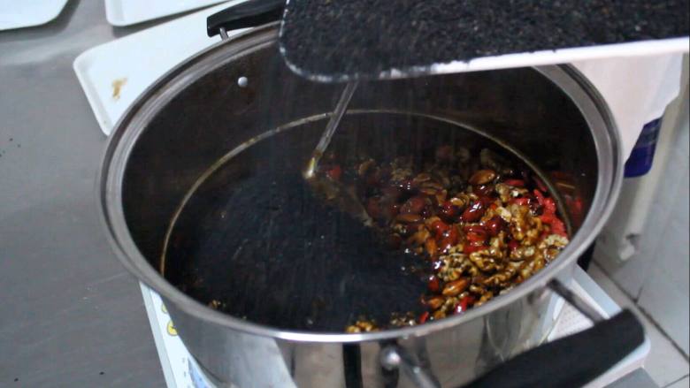 阿胶糕、即食、固元糕,好了,现在就可以放事前称量好的黑芝麻了,不过也要注意,黑芝麻比较多,分成两次放入减少搅拌难度。