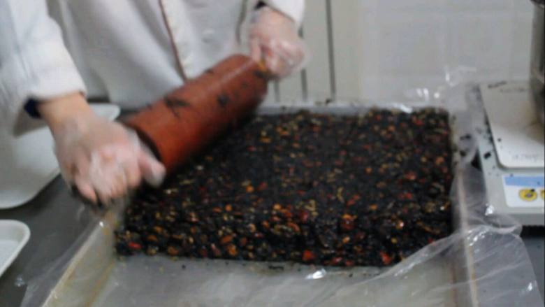 阿胶糕、即食、固元糕,将阿胶糕趁热压平(无论用什么工具将阿胶糕压平都要在工具上抹上一点凉水,否则阿胶糕会粘在工具上不走啦),然后就在阿胶糕上铺一层膜保持阿胶糕的卫生,就可以放在避光阴凉处让它自己凝固成型了~(一般为三天三夜)