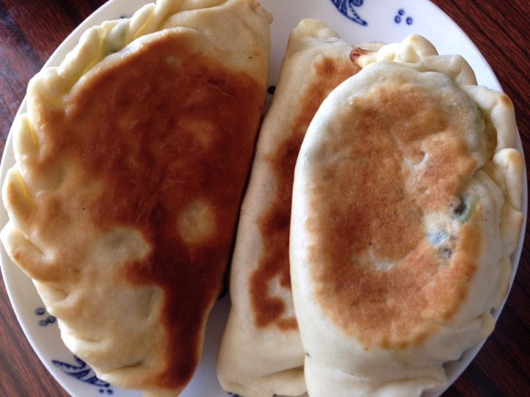 韭菜盒子,锅里烙熟可以吃了