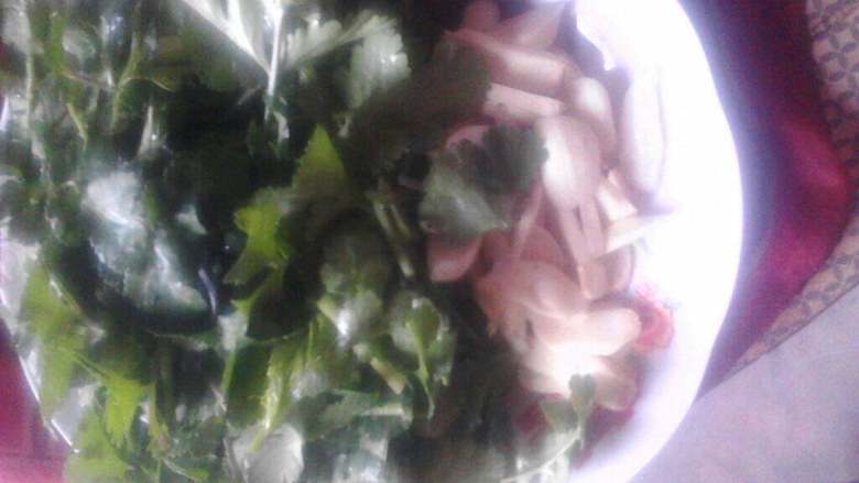 爆炒花蛤,<a style='color:red;display:inline-block;' href='/shicai/ 131'>香菜</a>和蒜