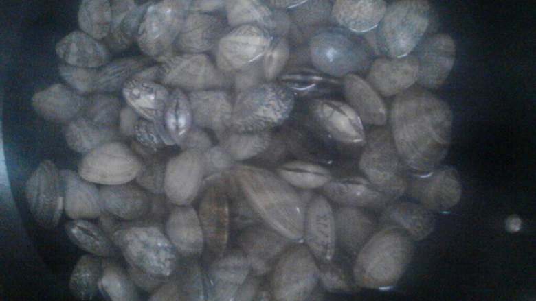 爆炒花蛤,<a style='color:red;display:inline-block;' href='/shicai/ 1816'>花蛤</a>洗净