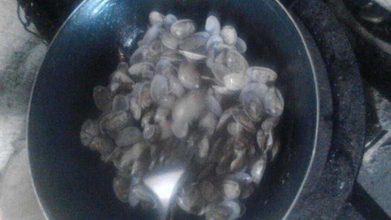 爆炒花蛤,烧开水放入花蛤煮至开口捞出