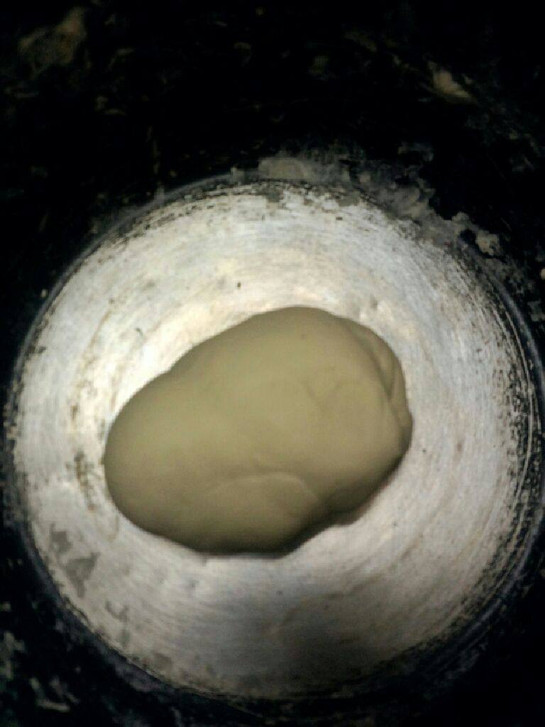 自制刀削面,在倒入少许水和面 将面和的越硬越好 在静放十五分钟