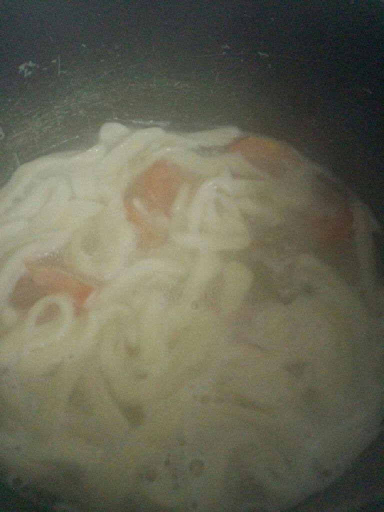 自制刀削面,在重新揉硬 在用削面的刀削进煲鸭肉的锅内 把番茄也放入煲 在边削边煮