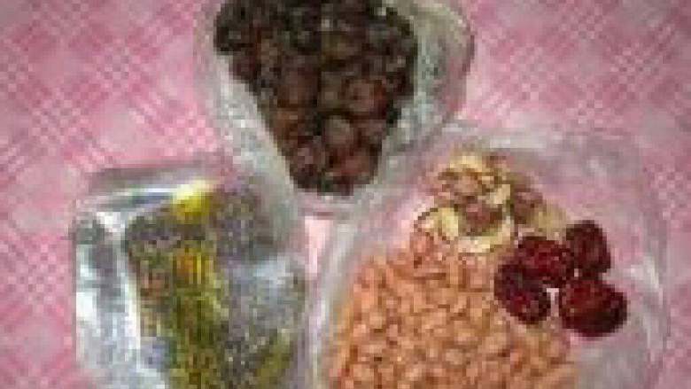 黑糯米甜汤,黑糯米、<a style='color:red;display:inline-block;' href='/shicai/ 664'>花生</a>、<a style='color:red;display:inline-block;' href='/shicai/ 593'>桂圆</a>、<a style='color:red;display:inline-block;' href='/shicai/ 2470'>红枣</a>、<a style='color:red;display:inline-block;' href='/shicai/ 674'>莲子</a>，量可以自己调配