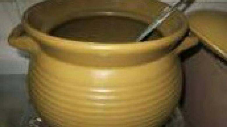 黑糯米甜汤,把五种料洗干净放入锅里加水，煮滚后小火煮一个半小时，再加糖